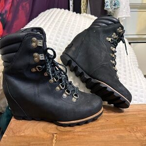 EUC 👌🏼 SOREL Wedge Lace-Up Black Booties